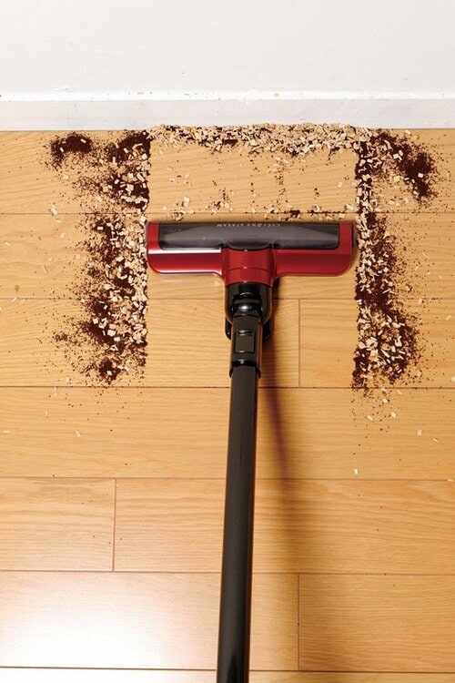 テーブルの上の物を吹き飛ばしたりゴミを引きずったりといいとこなし イメージ