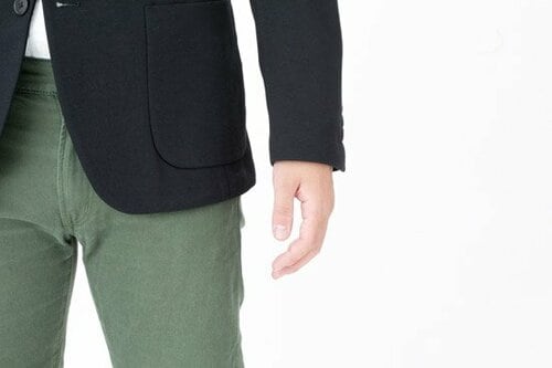 羽織るだけでこなれ感アップブレザー感覚のユニクロ