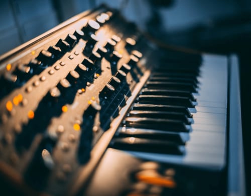今や音楽制作には欠かせないmidiキーボード イメージ
