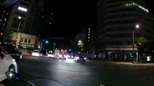 バイク走行時の夜間の映像は?:ライトが照らしている場所なら状況はわかった イメージ