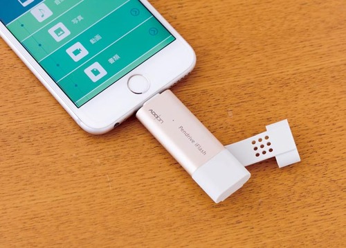 データの持ち運びや共有に便利なUSBメモリがiPhoneにも対応!