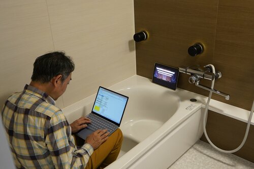 お風呂場:音楽よりも映画のほうがいい音に聴こえます 防水スピーカーおすすめ イメージ