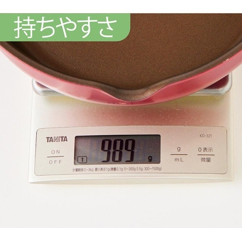 サーモス「デュラブルシリーズ マルチパン(KFJ)24cm」の重さを計っている様子