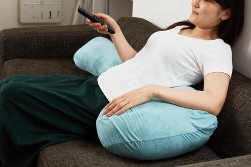 【No.31】人をダメにするP型抱き枕は 中毒性高すぎで離れられない！ イメージ