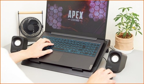 ノートパソコン冷却パッドをPCスタンドとして使う様子