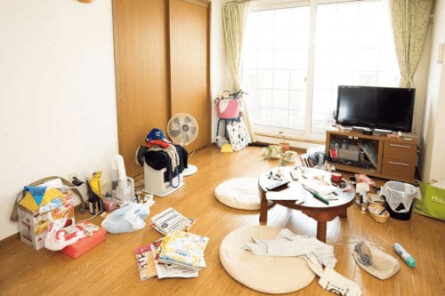 足の踏み場もない床がスッキリとしたリビングに変身!