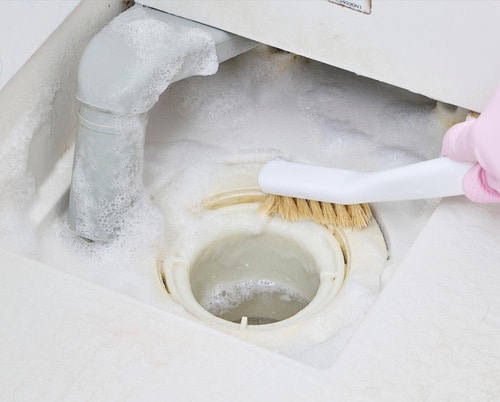 2：ブラシでこする カビ取りスプレーおすすめ イメージ