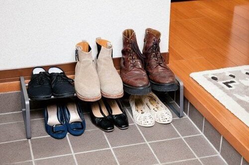 置きたい数に合わせて伸縮できるシューズラック イメージ