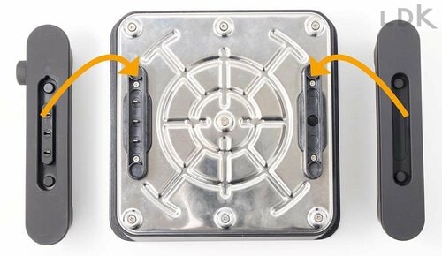 1:本体にスタンドをセットする ピンのあるほうが電源側になる イメージ
