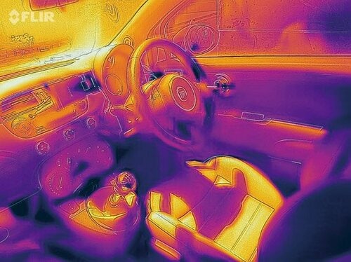 駐車後の炎熱地獄はサンシェードで回避する