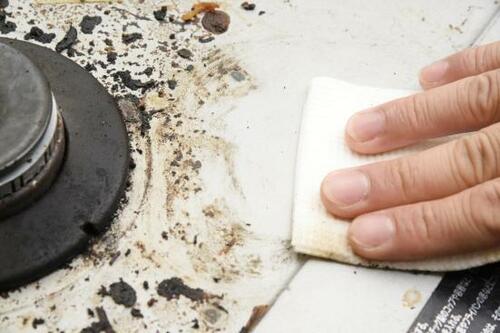 掃除ワザ7：「マジックリン＋お湯」で泡を密着！ イメージ6