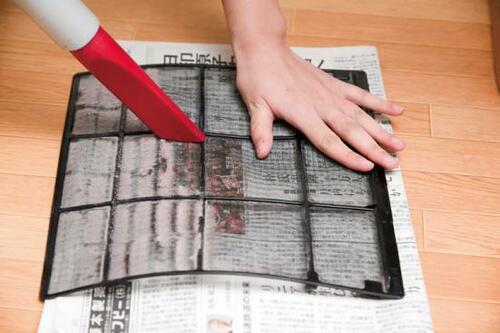 フィルターの下に新聞紙を敷いて吸い込めばホコリがよく取れる! イメージ2