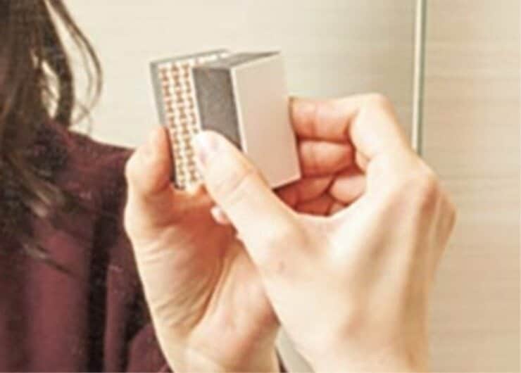 【ウロコ落とし】浴室鏡の水アカは5分でピカ！ このパッドで落ちるんです｜『MONOQLO』が紹介