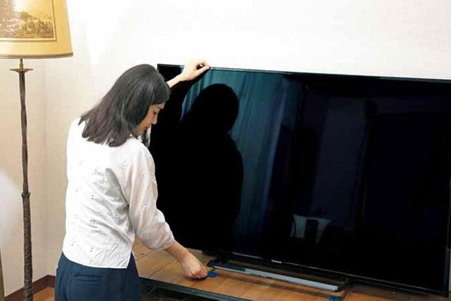 大型テレビが倒れない！ 地震対策は“貼るだけのコレ”が最強でした