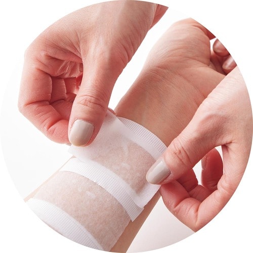 1:モニターの腕に切ったマスクを貼り付ける シートマスクおすすめ イメージ