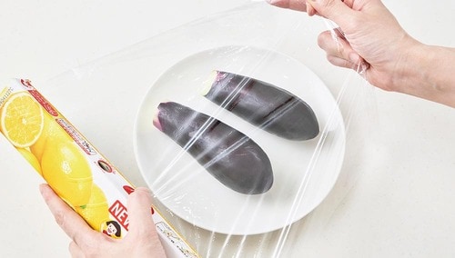 STEP2:ラップをかけて2分半レンチン 野菜の冷凍保存方法おすすめ イメージ