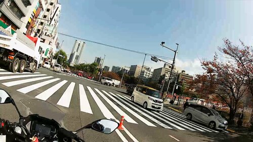 バイク走行時の昼間の映像は?:ナンバープレートや歩行者の様子がしっかりわかった イメージ