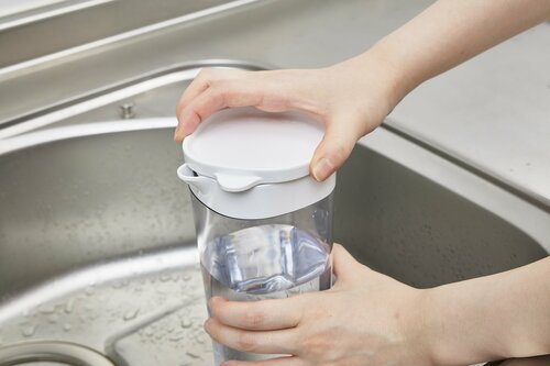 飛び散りがなく注ぎやすさは高評価 横置きできる冷水筒おすすめ イメージ2