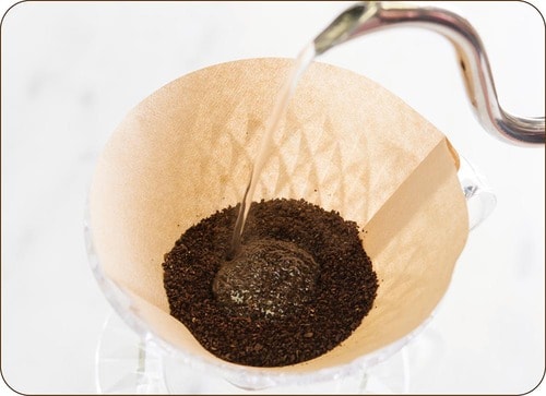 STEP5:お湯を真ん中から注ぐ イメージ