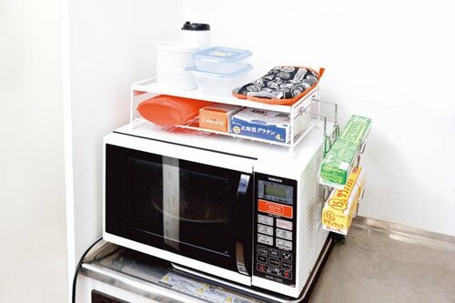 専用ラックでレンジ周りグッズをまとめる