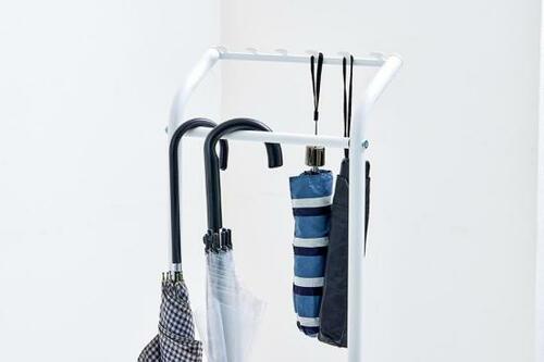たくさんの傘をかけられる安定感！　平安伸銅工業「アンブレラハンガー」 イメージ2