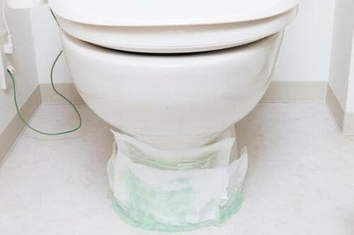 掃除ワザ1：便器下の汚れにはサンポールパック イメージ3