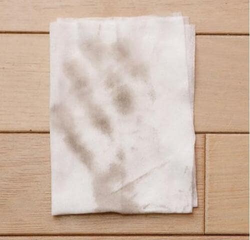 手軽な使い捨てタイプでも網戸を手で拭くには限界が… イメージ