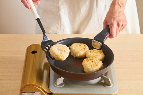 フライパン焼きおにぎり だし醤油おすすめ イメージ