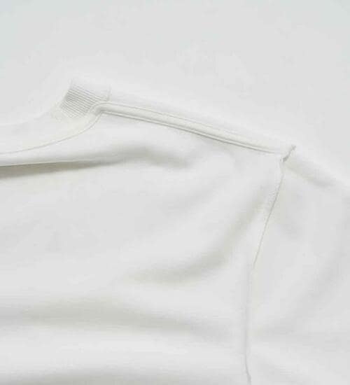 丁寧な縫製とよれにくい首リブ