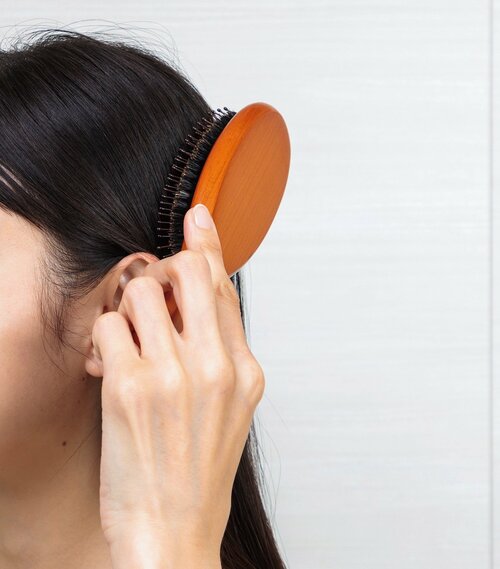 基本1：シャンプー前はブラッシングで汚れをオフ 女性向けスカルプシャンプーおすすめ イメージ