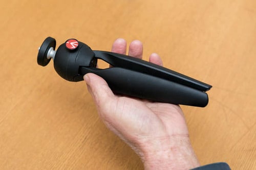 フットワークの決め手はAmazon人気のお手軽三脚 イメージ