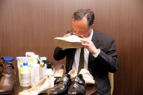 靴のニオイを撃退するには新聞紙を詰める方法が最強でした イメージ