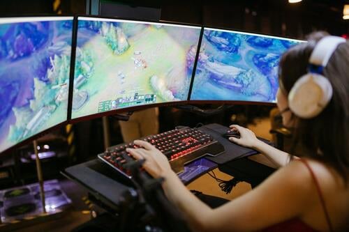 ゲーミングPCでゲームをする女性