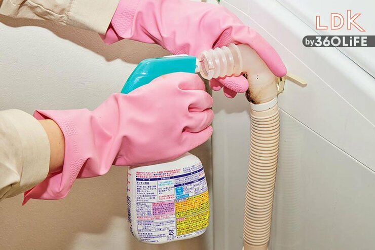  洗濯機の排水口&ホース、掃除してる？ 泡ハイターなら悪臭も撃退してくれます【LDK大掃除】