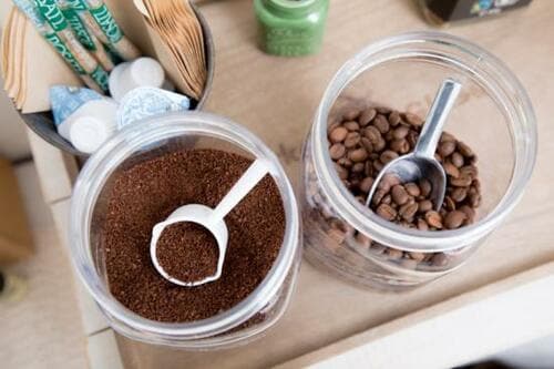 ②コーヒー豆の保管は 使い勝手のよいプラ容器がオススメ イメージ