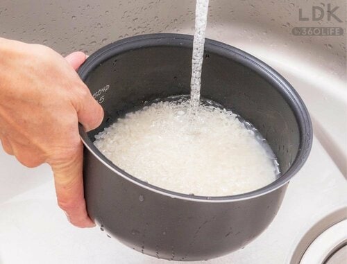 5：目盛りに合わせて水を入れる 米とぎスティックおすすめ イメージ