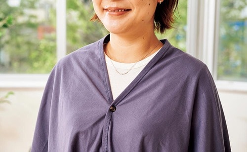Vネック仕様でそのままおでかけ可 授乳ケープおすすめ イメージ