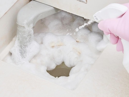 1：まんべんなくスプレー カビ取りスプレーおすすめ イメージ