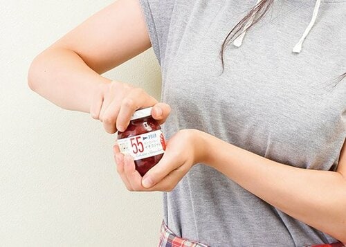 フタに熱湯をかけることで固まった糖分を溶かします イメージ