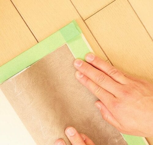 3:裏紙を少しはがし角の位置を合わせる リメイクシートおすすめ イメージ