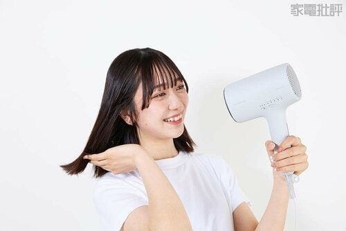 スッとする指通りが違うさわりたくなるしっとり感 高級ドライヤーおすすめ イメージ