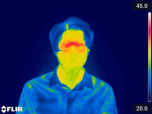 【温まり具合】電源ボタンの位置から熱が広がっていきます 充電式ホットアイマスクおすすめ イメージ2