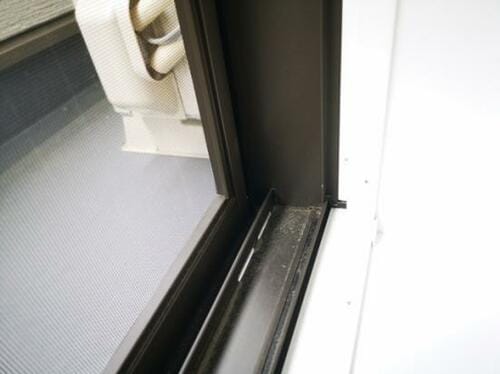 サッシや網戸のこびりつき汚れは「専用ブラシ」で擦るだけ イメージ