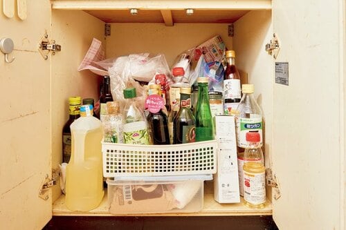 なんでもかんでも詰め込むのはNGコンロ下はストッカーに入れて