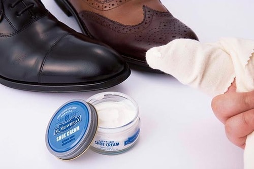 【革靴(黒・茶系)】 まずは無色のクリームを イメージ