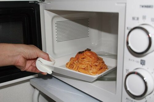 アツアツのお皿もサッと取り出せるレンジ用皿つまみ