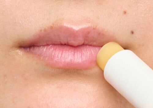 使用感:密着するけれどイヤなベタつきはない UVカットリップクリームおすすめ イメージ
