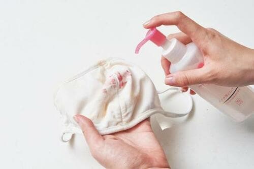 STEP1：汚れに直接クレンジングオイルをかける イメージ