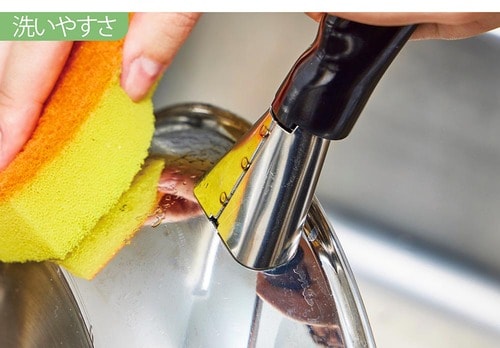 ビタクラフト「カーペンター ウォックパン 24cm」をスポンジで洗っている様子