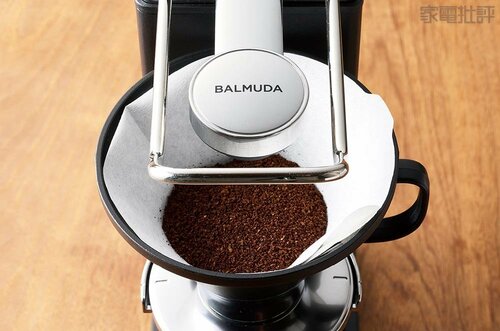 1. ペーパーと粉をセット 高級コーヒーメーカーおすすめ イメージ